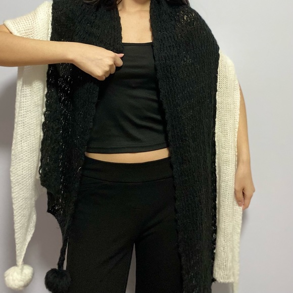 Black and white scarf with pom poms - Picture 3 of 3